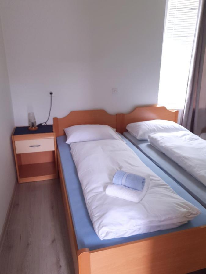 Guesthouse Osvald Zirovnica Bagian luar foto